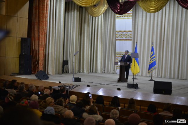 Томос, селфі та колядки: Петро Порошенко на Волині. ФОТОРЕПОРТАЖ