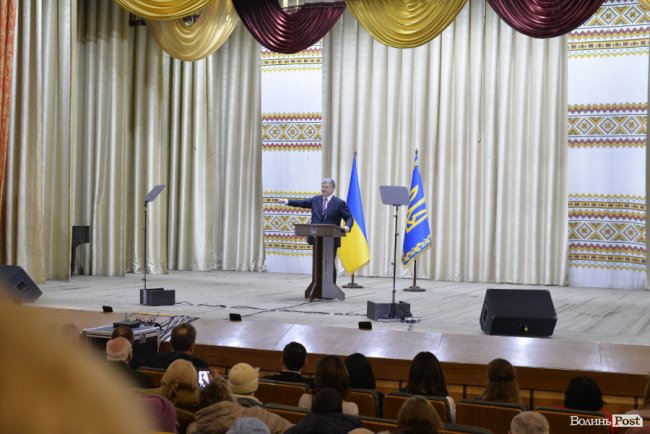 Томос, селфі та колядки: Петро Порошенко на Волині. ФОТОРЕПОРТАЖ