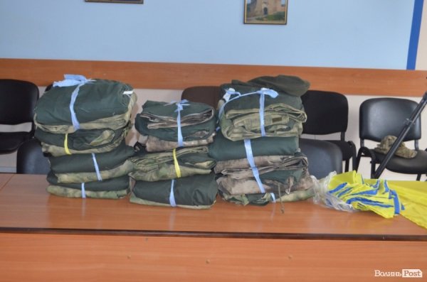 Волинським розвідникам передали 10 комплектів сучасної військової форми. ФОТО