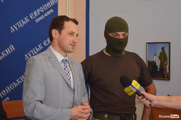 Волинським розвідникам передали 10 комплектів сучасної військової форми. ФОТО