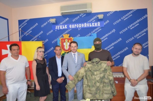 Волинським розвідникам передали 10 комплектів сучасної військової форми. ФОТО