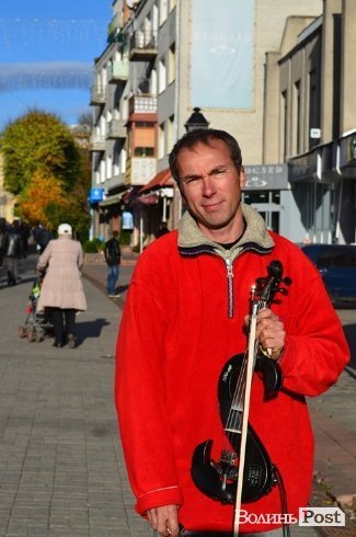 Як у Луцьку заробляє гроші мандрівний скрипаль. ФОТО