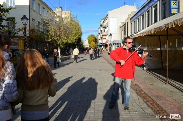 Як у Луцьку заробляє гроші мандрівний скрипаль. ФОТО