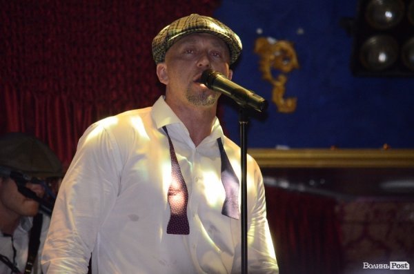 «Чорний бумер», «Харизма» і «Мурка»: в Луцьку знову виступав Seryoga. ФОТО