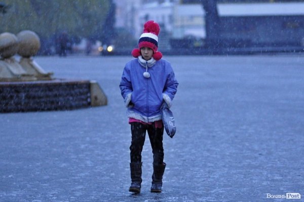 Перший сніг у Луцьку: холодно, вітряно, мокро. ФОТО. ВІДЕО