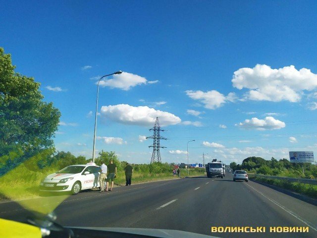 Під Луцьком – аварія: маніпулятор в’їхав в учбове авто. ФОТО