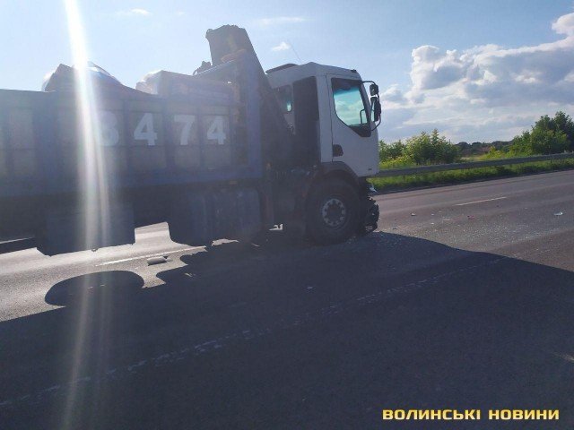 Під Луцьком – аварія: маніпулятор в’їхав в учбове авто. ФОТО