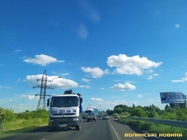Під Луцьком – аварія: маніпулятор в’їхав в учбове авто. ФОТО