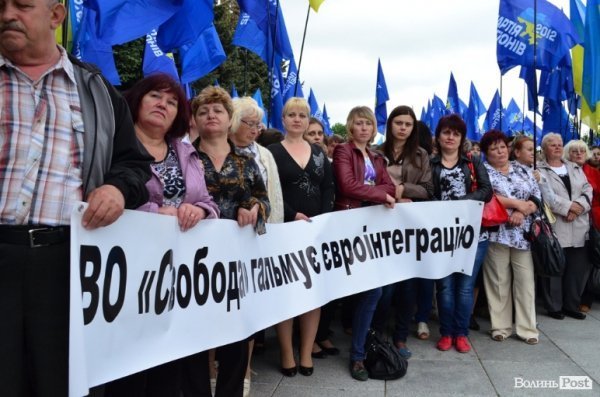 Антифашистська акція Партії регіонів у Луцьку. ФОТО