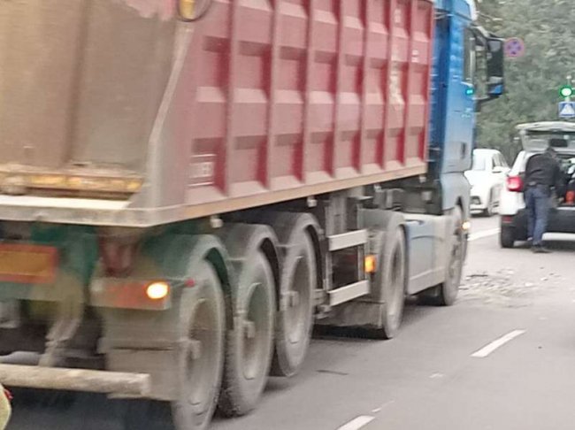 На Львівській у Луцьку вантажівка влетіла в учбове авто. ФОТО