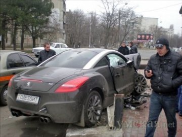 В Одесі іномарка з 16-річним водієм збила двох людей. ФОТО