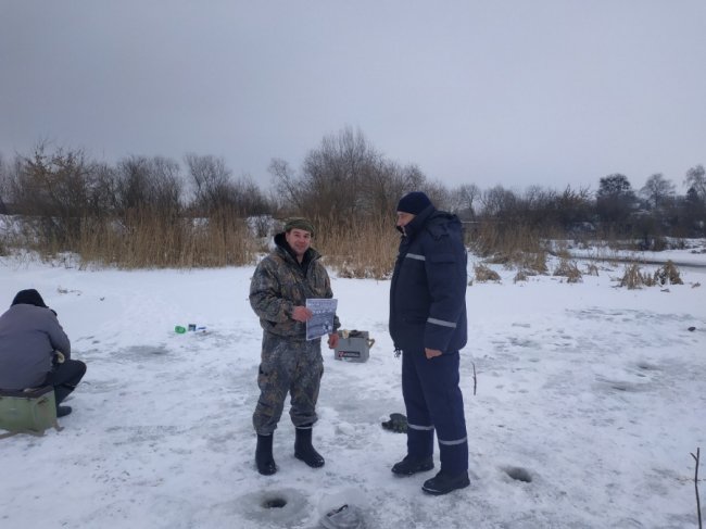 На Волині рятувальники пояснили рибалкам, чому на льоду не можна пиячити