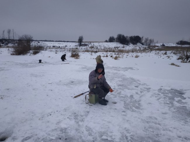 На Волині рятувальники пояснили рибалкам, чому на льоду не можна пиячити
