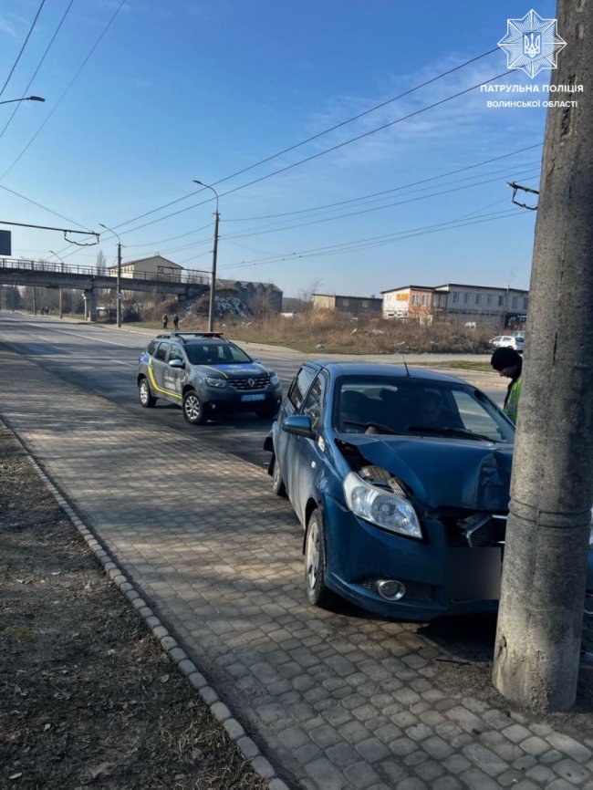 У Луцьку ЗАЗ влетів у електроопору після зіткнення з іншою автівкою. ФОТО 
