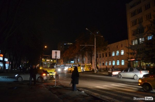 Аварія у Луцьку: в маршрутки відлетіло колесо. ФОТО