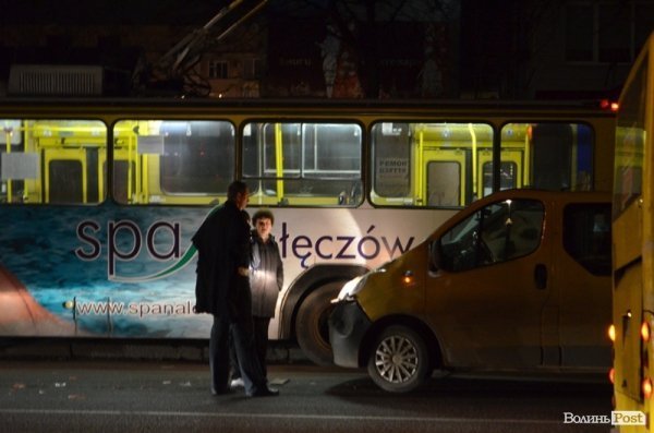 Аварія у Луцьку: в маршрутки відлетіло колесо. ФОТО