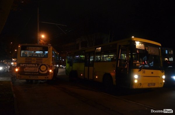 Аварія у Луцьку: в маршрутки відлетіло колесо. ФОТО