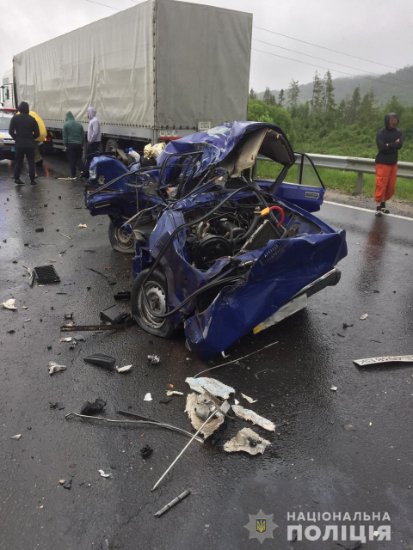 На Львівщині зіткнулися 5 автівок: волинянка загинула на місці. ФОТО