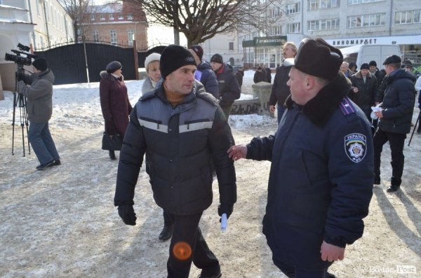 «Кров», міліція і сутичики: у Луцьку відвідали заклади регіоналів. ФОТО