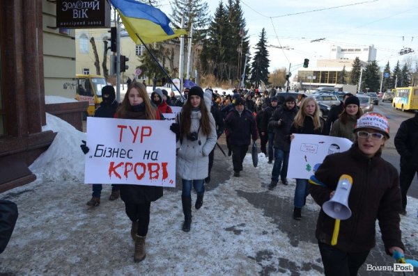 «Кров», міліція і сутичики: у Луцьку відвідали заклади регіоналів. ФОТО