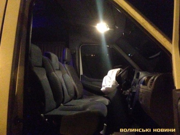 У Луцьку бус завис над прірвою, водій ‒ п’яний