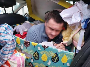 На кордоні виявили бейбі-бокс з дорослим чоловіком. ФОТО 