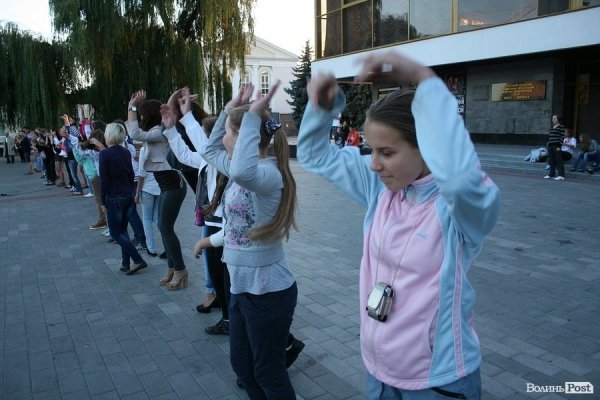 У центрі Луцька почався двомісячний танцювальний флешмоб. ФОТО