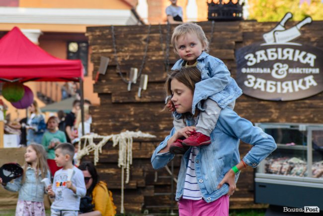 Ковбаски, яких в Україні ще не їли: у Луцьку презентували унікальний продукт Фамільної майстерні «Забіяка&Забіяка»*