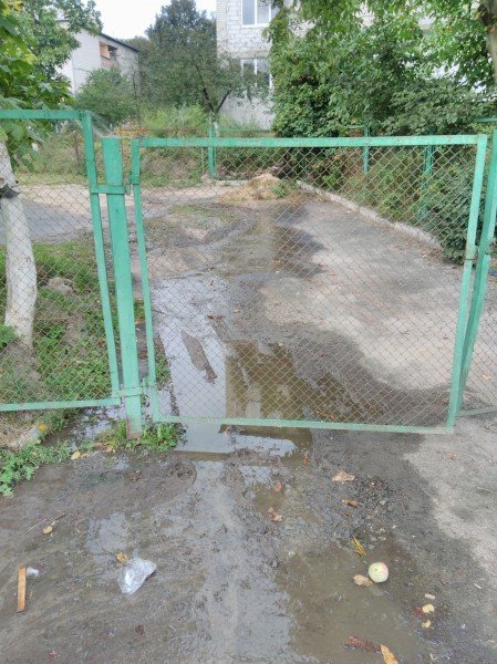 У Луцьку нечистоти заливають вулицю. ФОТО