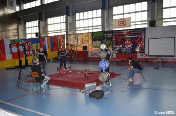 У Луцьку стартував ювілейний чемпіонат світу WPA з пауерліфтингу. ФОТО 
