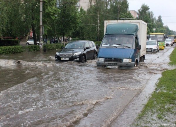 Як «плавав» Луцьк. ФОТО. ВІДЕО