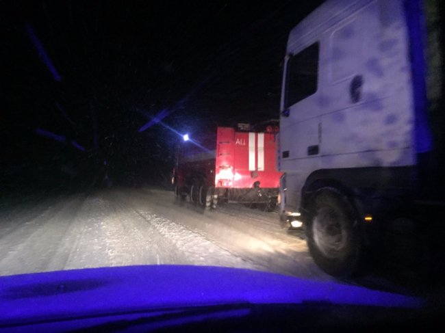 Через негоду на трасі Устилуг-Луцьк-Рівне застрягли 4 вантажівки. ФОТО