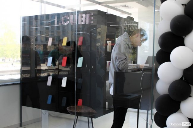 Надійно, сучасно, якісно: у Луцьку відкрили магазин продукції Apple*. ФОТО