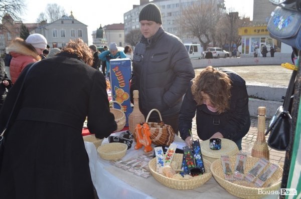 У Луцьку - благодійний  «масляний» ярмарок. ФОТО