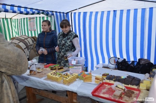 У Луцьку - благодійний  «масляний» ярмарок. ФОТО