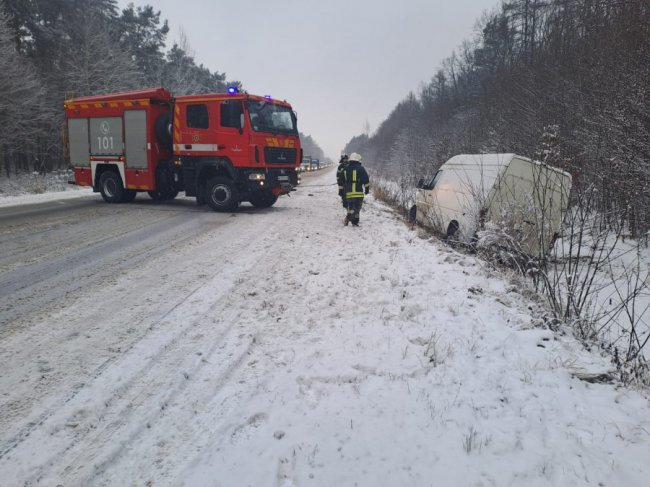 На Волині вантажний бус з злетів з дороги в кювет. ФОТО