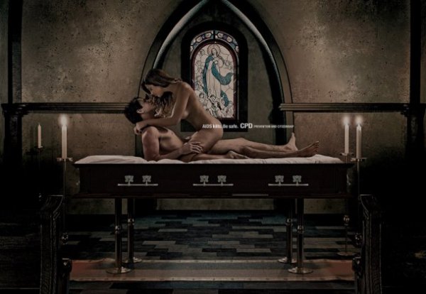Реклама з Бразилії: СНІД вбиває. Захищай себе