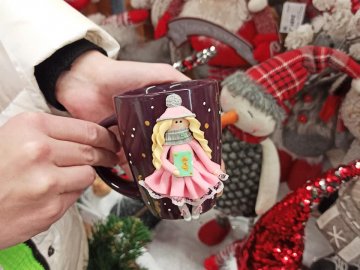 Вихователька дитсадка на Волині створює неповторні горнятка 