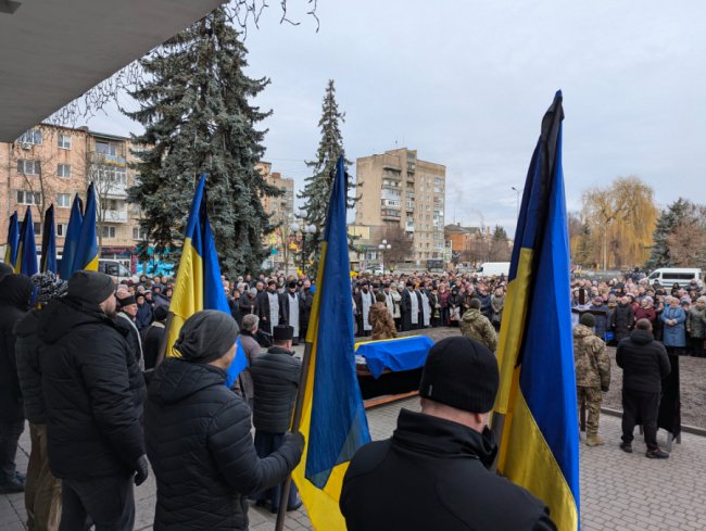 Повернувся із-за кордону, щоб захищати Україну: на Волині попрощались з Героєм Андрієм Карацаєм 
