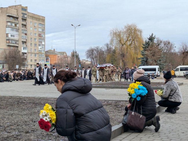 Повернувся із-за кордону, щоб захищати Україну: на Волині попрощались з Героєм Андрієм Карацаєм 