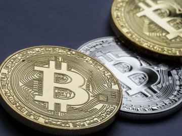 Українські чиновники втратили на падінні біткоїну десятки мільярдів гривень