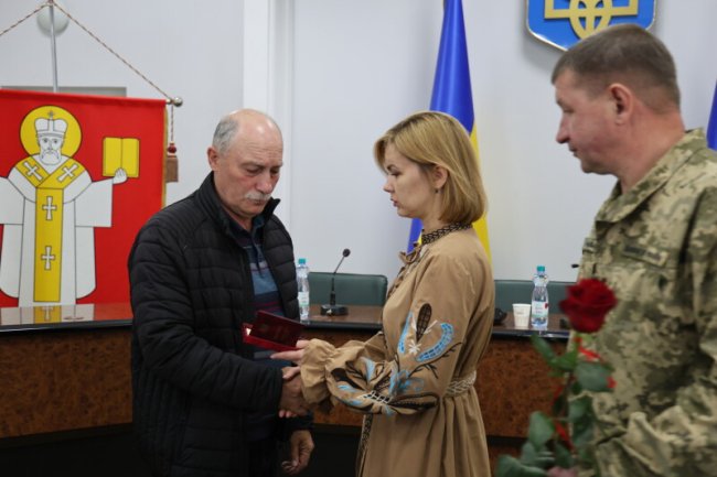 Важливо пам'ятати, якою ціною нам дається Україна: у Луцьку родинам полеглих Героїв вручили нагороди