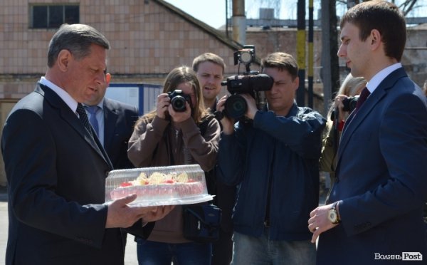 Луцьккондитер подарував меру торт. Романюк подарував торт територіальному центру.