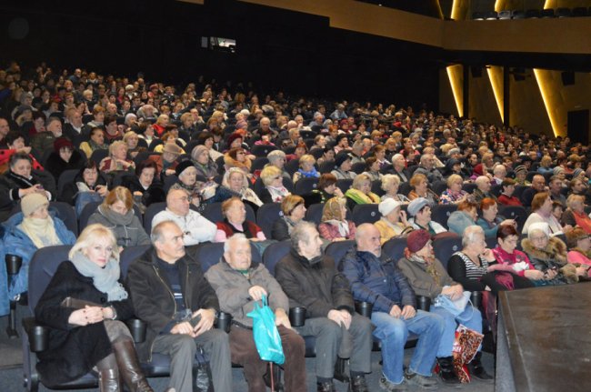 Луцькі пенсіонери безкоштовно дивилися виставу студії-театру «ГаРмИдЕр». ФОТО