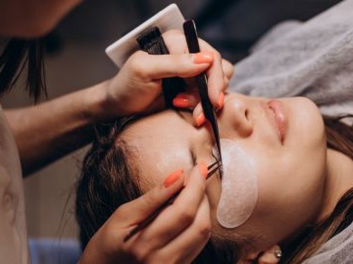 Як відновити ослаблені та травмовані вії: повний посібник з ефективного догляду