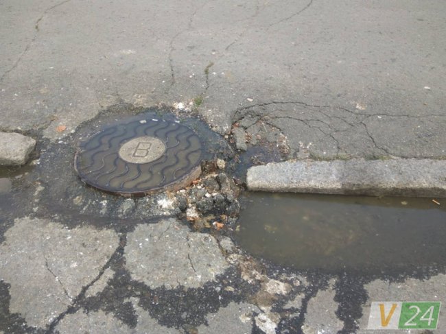 Сморід і нечистоти: на луцькому проспекті тече каналізація. ФОТО