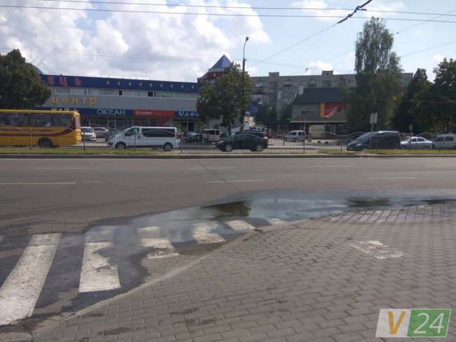 Сморід і нечистоти: на луцькому проспекті тече каналізація. ФОТО