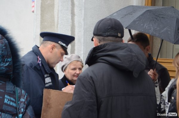 Мітингуючих у Луцьку допитувала поліція. ФОТО