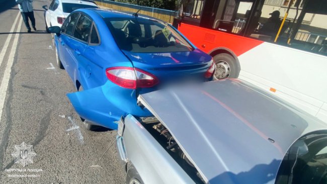 У Луцьку на мосту зіштовхнулись три автівки