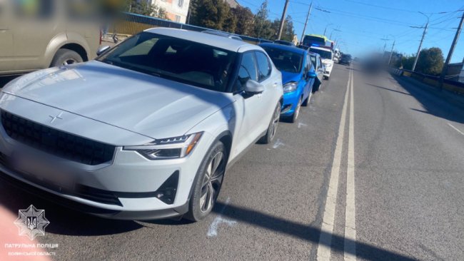 У Луцьку на мосту зіштовхнулись три автівки